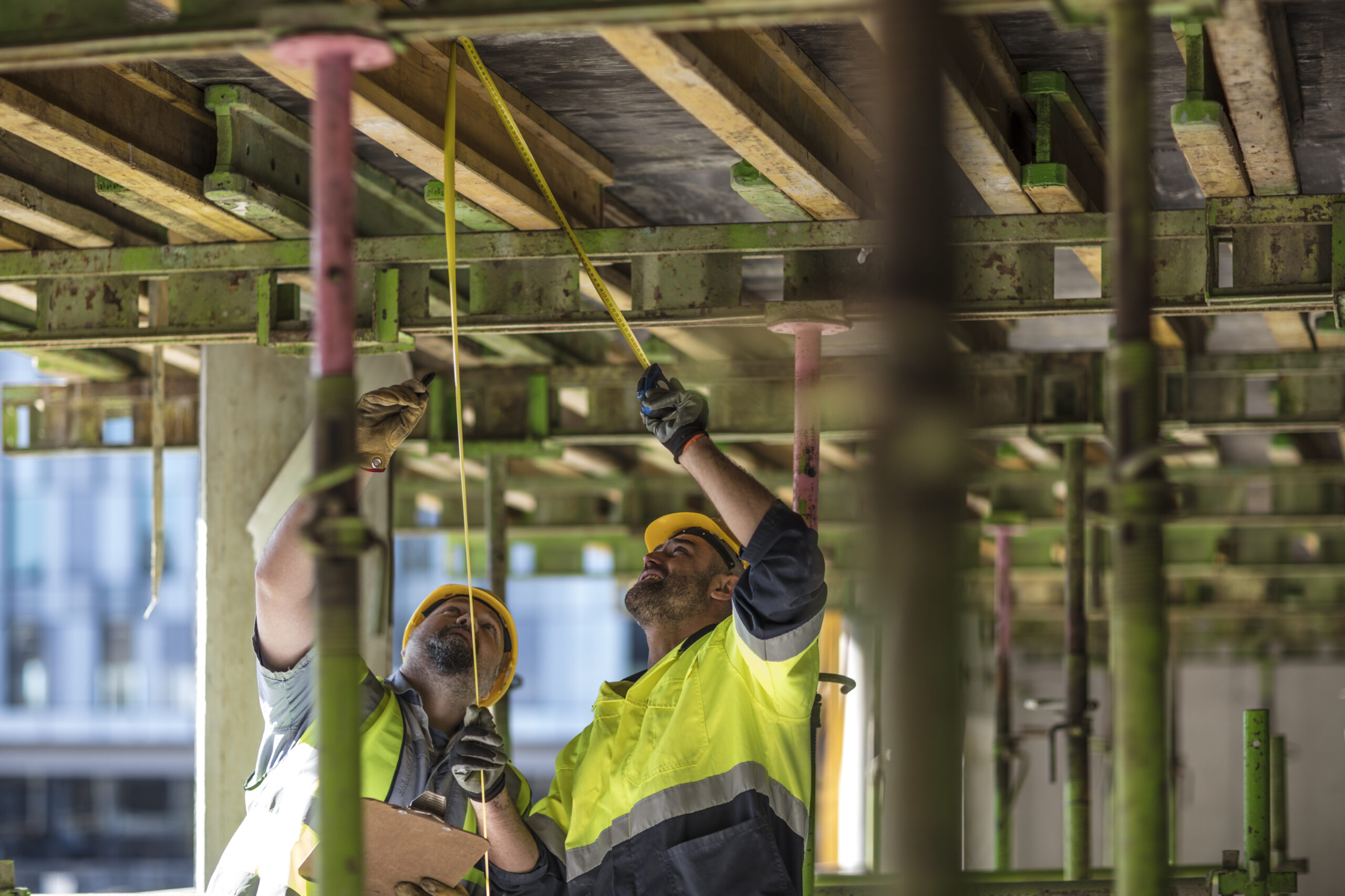 Bauarbeiter messen Gebäude