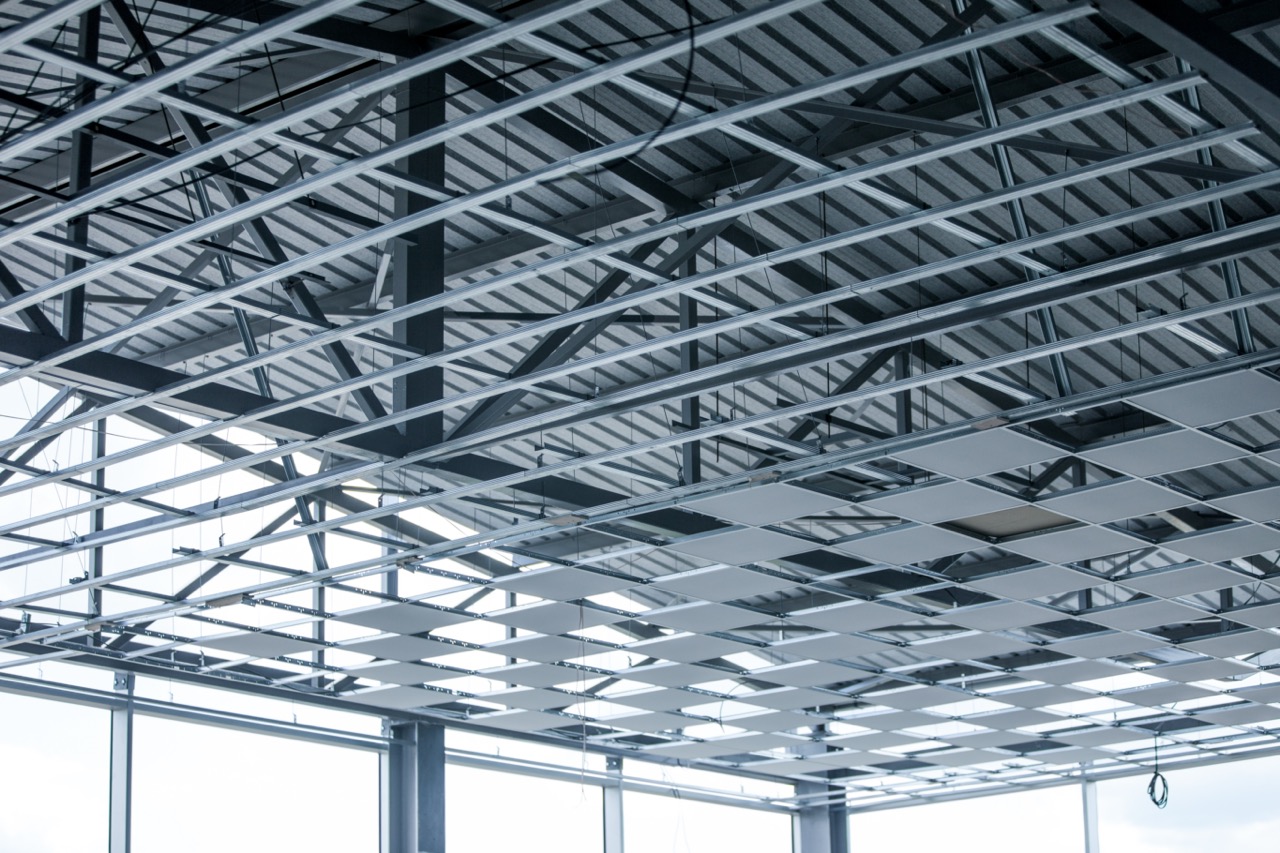 Eine Nahaufnahme der Metallkonstruktion für die Montage einer abgehängten Decke