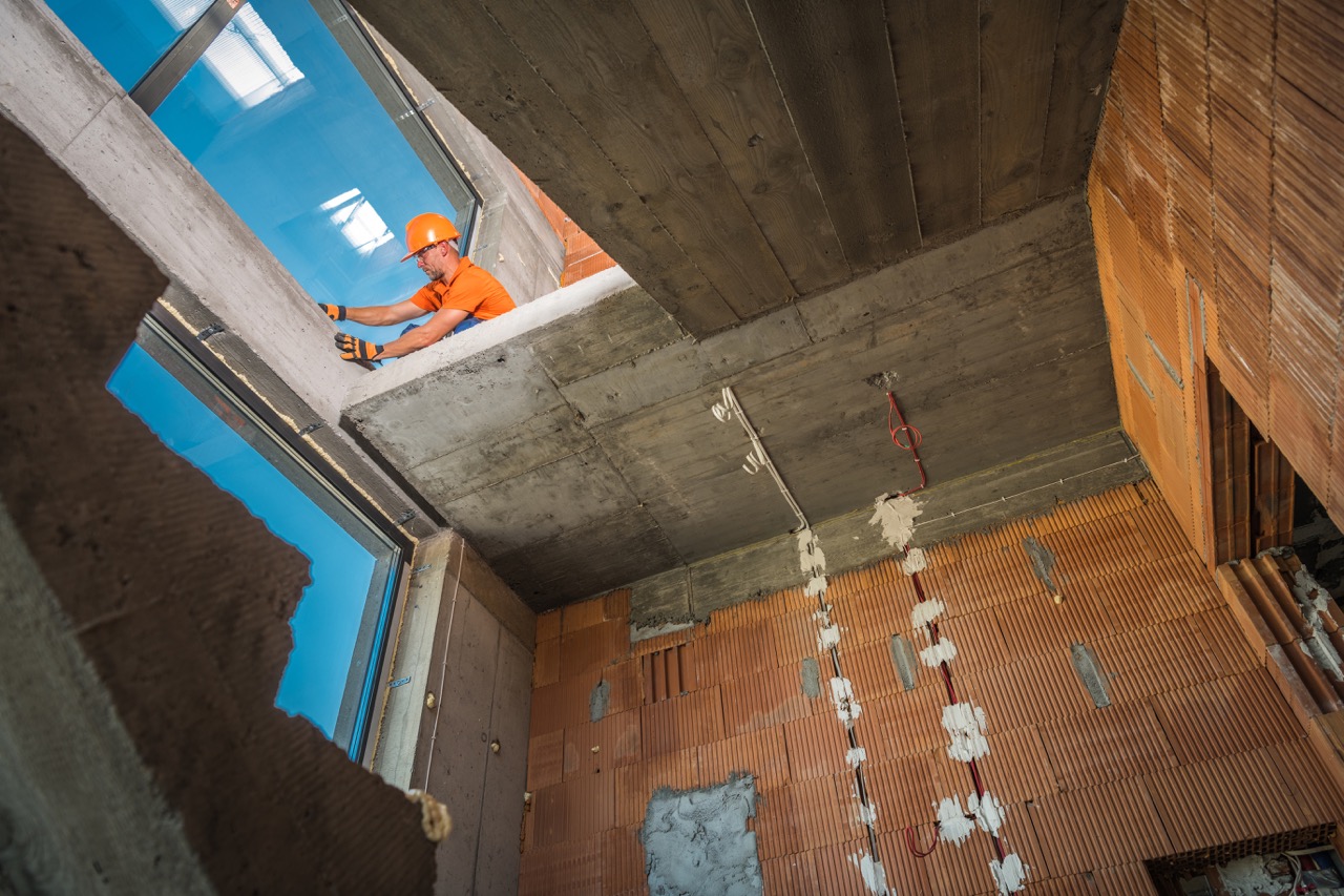 Tür und Deckendurchbruch mit Handwerker